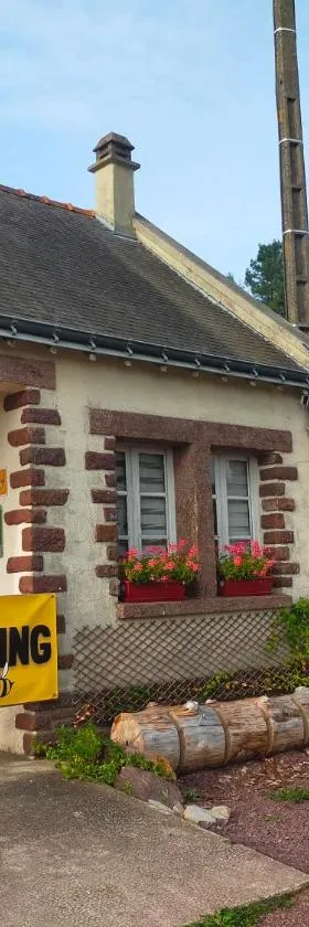 Camping Le Val Aux Fées - Brocéliande，位于Concoret的酒店