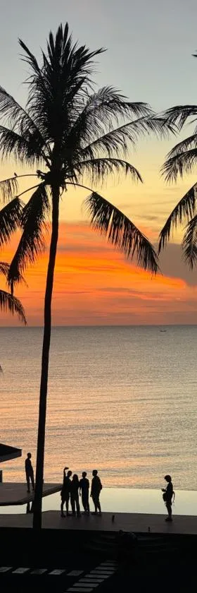 Reboot Retreat Beach Resort, Restaurant, and Coffee Shop，位于Ban Talat Bang San的酒店