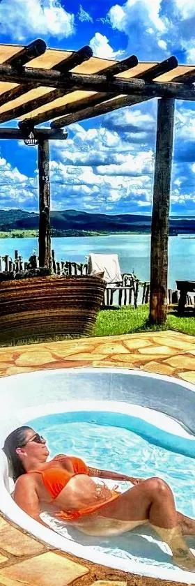 Chalé Mirante, piscina, cachoeira, lago e vista espetacular，位于Alexânia的酒店