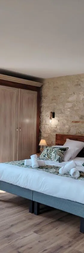 Gîtes et Chambre d'Hôtes Le Vieux Chêne，位于Lhuis的酒店