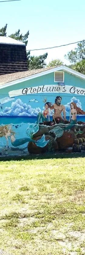 Neptune's Grotto Old Florida Adventure Retreat，位于春丘的酒店