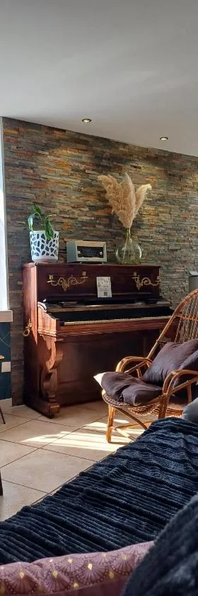 Le gîte de Santrop - 1km de la plage - Lac de Saint-Pardoux - Proche A20，位于Razès的酒店