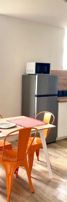 Logement cosy et jardin，位于Saint-Laurent-en-Royans的酒店