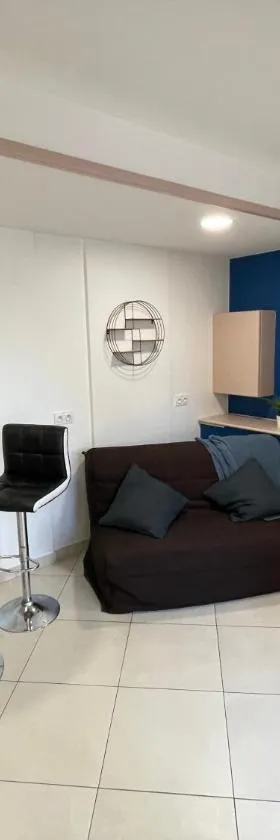 Studio indépendant au calme avec terrasse privative，位于Loire-sur-Rhone的酒店
