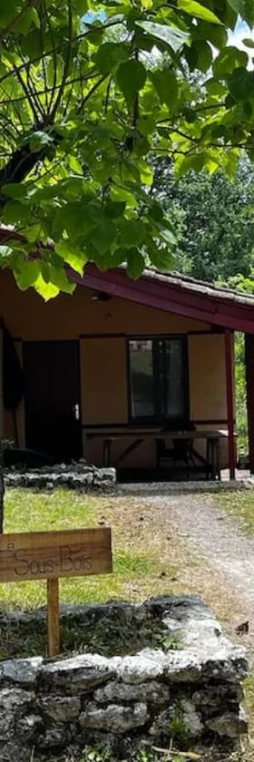 Gîte 6 personnes avec piscine，位于Agnac的酒店