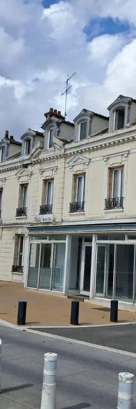 hotel de la gare，位于蒙特罗福约讷的酒店