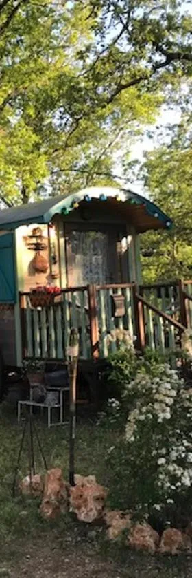 "la brindille" Roulotte Tzigane de charme Hébergement Insolite，位于Saint-Paul-en-Forêt的酒店