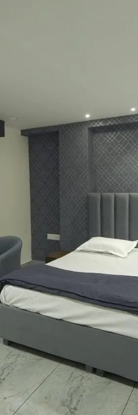 OVEL HOTEL Crown，位于卢迪亚纳的酒店