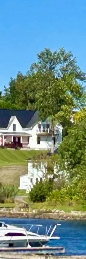 Gray's Manor - Lake Memphremagog，位于Newport的酒店