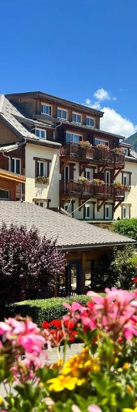 Hôtel Les Autanes Spa-Balnéothérapie & Restaurant，位于昂塞勒的酒店