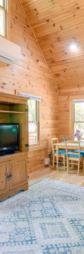 Quaint Cabin with Stream in Blue Ridge!，位于Sparta的酒店