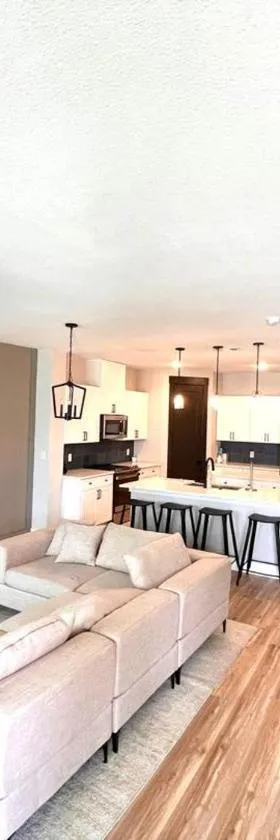 Loop, New Luxurious Large 3BR House, Sleeps 9 with Free Parking，位于Princeton的酒店