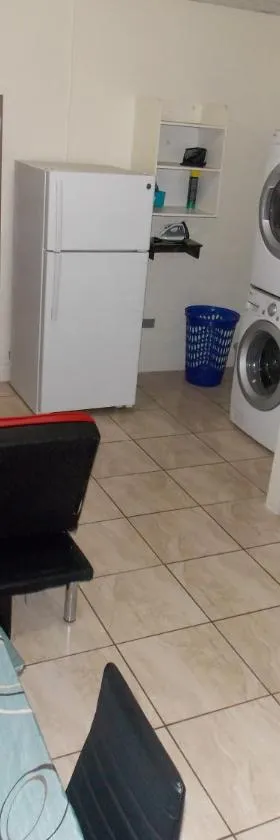 Stewart Apt- Trincity, Airport, Washer, Dryer, Office, Cable , WiFi，位于Trincity 的酒店