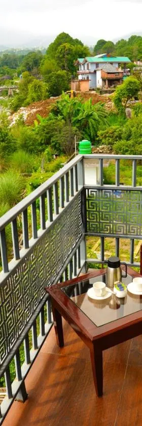 Aachman River and Valley View Resort Dharamshala - A riverside resort with balcony view，位于达兰萨拉的酒店