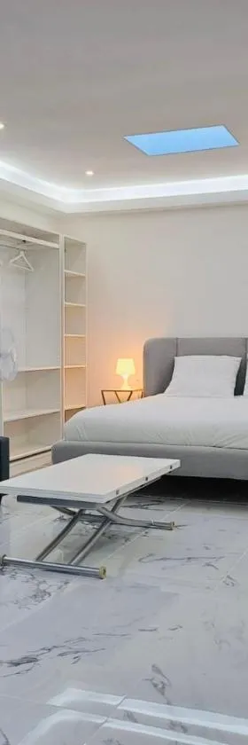 Studio spacieux Métro 14 Paris，位于奥利的酒店