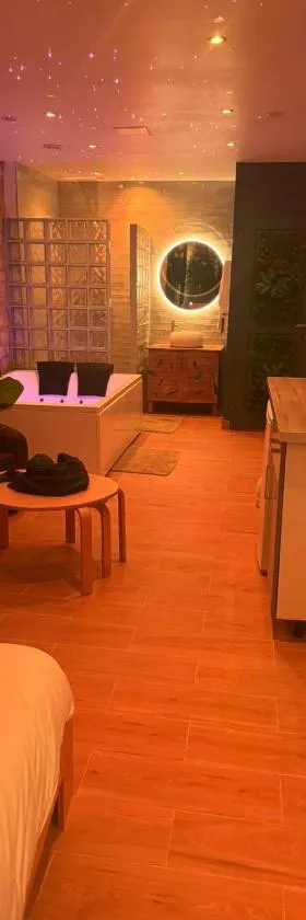 Suite Yao avec jacuzzi Montataire YaoSpa60，位于Thiverny的酒店