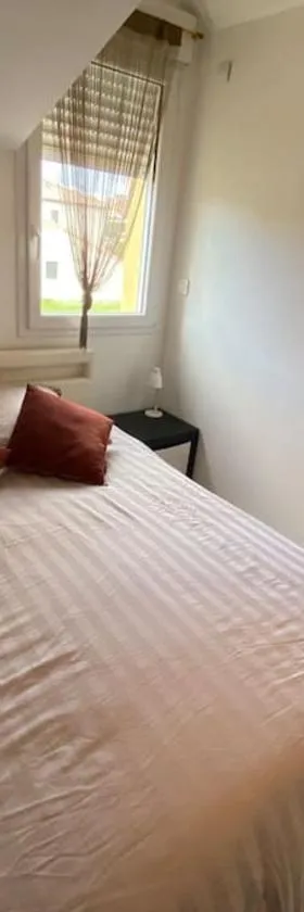 Appartement T3 individuel avec accès piscine et jardin privés，位于Basse-Goulaine的酒店