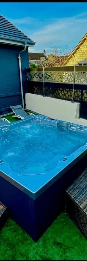 La Maison du faubourg JACUZZI，位于维特里勒弗朗索瓦的酒店