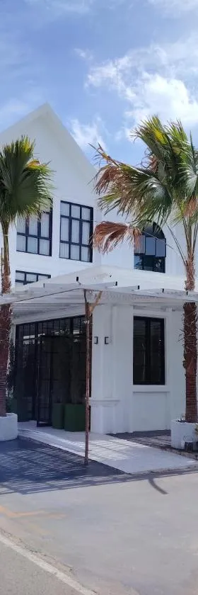 DEBUA White House，位于玛哈沙拉堪的酒店