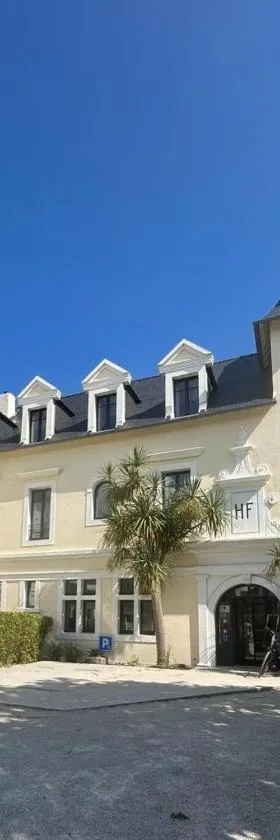 Hotel de France，位于圣波勒-德莱昂的酒店