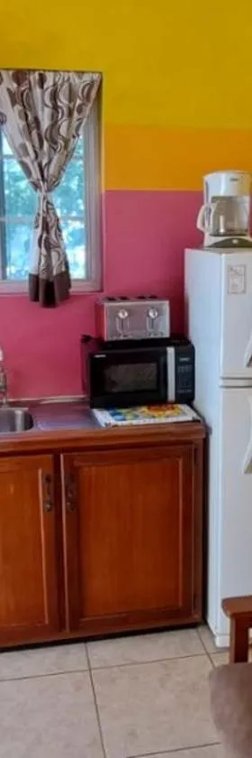 Fish Tobago Guesthouse or Joy and Brandon Guesthouse，位于Buccoo的酒店