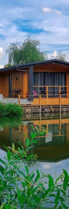 Roztoczański Domek nad Stawem z jacuzzi，位于Nowiny的酒店