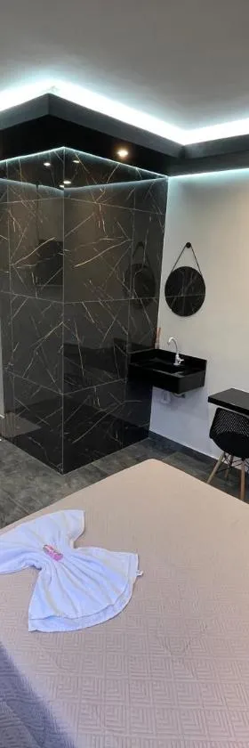 Suíte Silver 204 com ar condicionado，位于Santo Antônio do Descoberto的酒店
