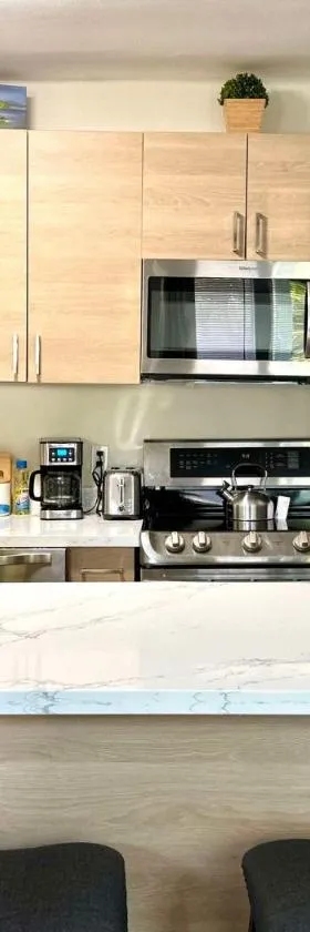 DT Stylish & Newly Renovated Home 2bdrm KQ beds Sea Tac 6 Miles with AC，位于伦顿的酒店