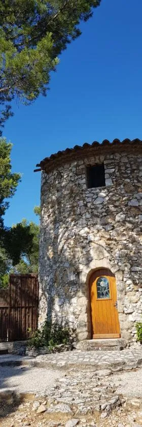 Moulin Rouge Provençal Suite Premium avec jacuzzi extérieur，位于布克贝莱尔的酒店