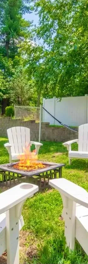 Hot Tub-King Suite-Fenced Yard-Game Room-Fire Pit，位于东斯特劳兹堡的酒店