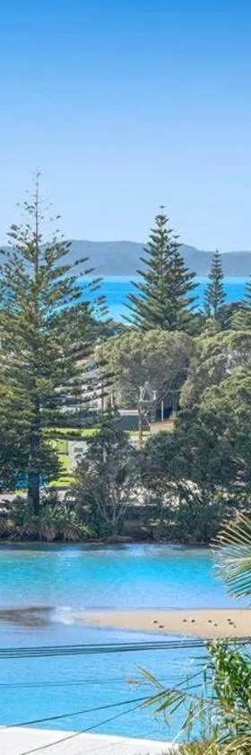 Pohutukawa Estuary Views，位于Red Beach的酒店
