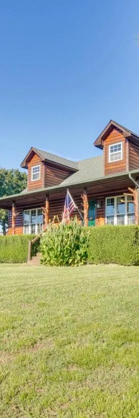 Incredible Log Home 1 Mile From Lake Tenkiller，位于Vian的酒店