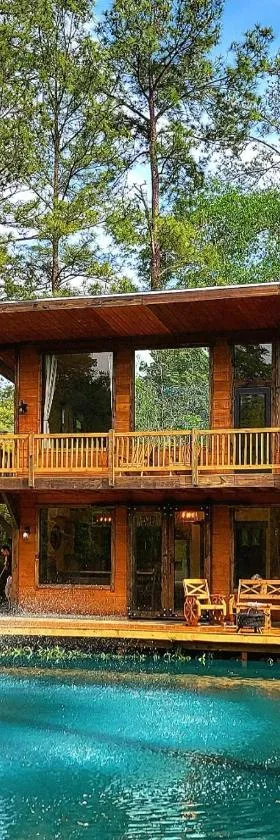 Waterfront Houston Hide out In A Magical Forest，位于Waller的酒店