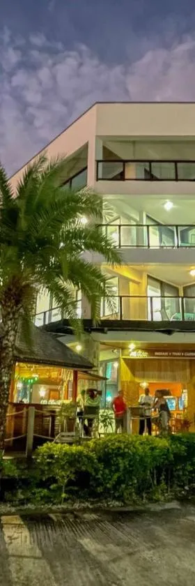 Ramada Suites By Wyndham Seafront Coral Coast，位于克罗托格的酒店