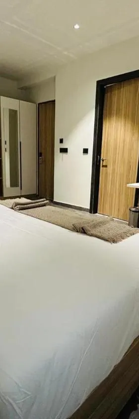 Akoya Business Hotel Hyderabad Airpot，位于商沙巴的酒店
