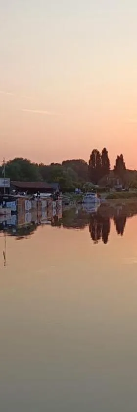 Odyssée gîte sur Péniche，位于索姆河畔的圣瓦列里的酒店