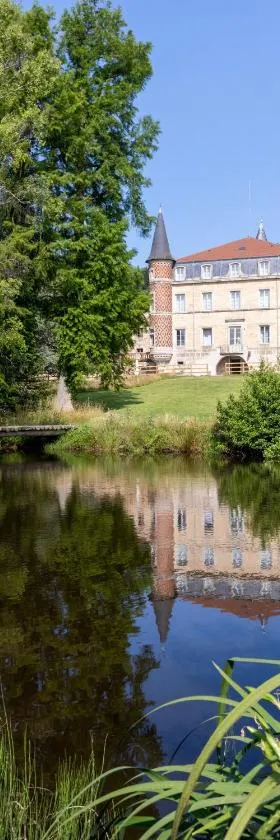 Domaine et Château de Valinches，位于Marols的酒店