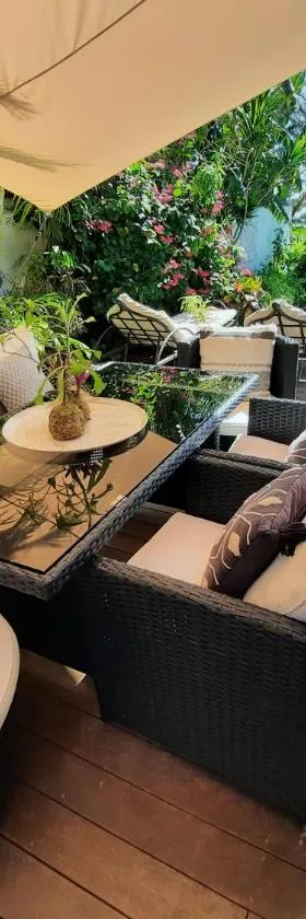 Jolie maisonnette, piscine, jacuzzi，位于Sainte-Suzanne的酒店