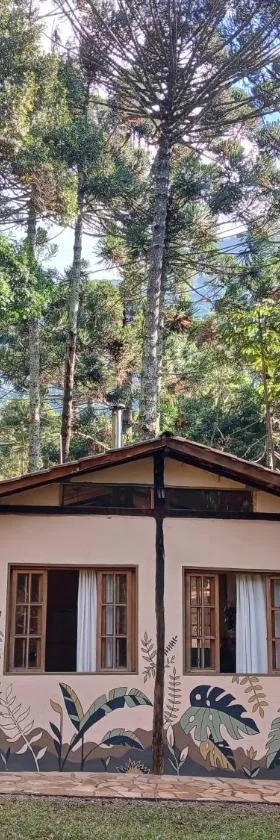 Casa das Araucárias, no Vale do Matutu, Aiuruoca-MG，位于阿尤鲁奥卡的酒店