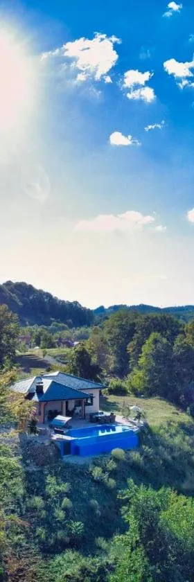 Vikendica-Villa Belvedere Srebrenik，位于Srebrenik的酒店