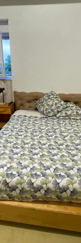 chambre 4 personnes avec entrée indépendante , grand parking, salle de bain, wc，位于孔佛朗的酒店