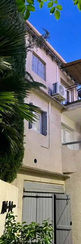 Maison de village avec balcon rooftop，位于Maillane的酒店