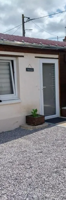 Agréable chambre pour 2 avec salle de bain et terrasse privées，位于Fagnières的酒店