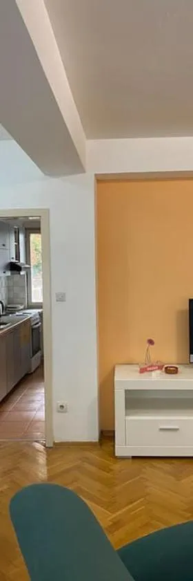 Spacious family-friendly home，位于Gorno Lisiče的酒店