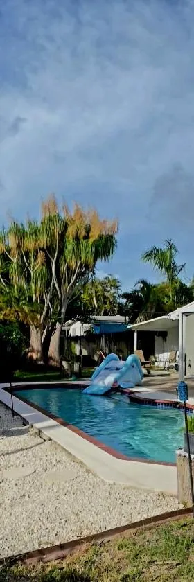 Pool House Resort heated swimming pool family getaway，位于卡特勒湾的酒店