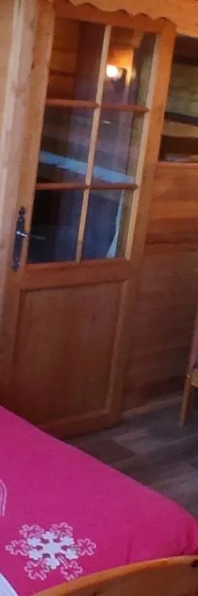 La chambre Montagne chez les garçons，位于Saint-Paul-sur-Yenne的酒店