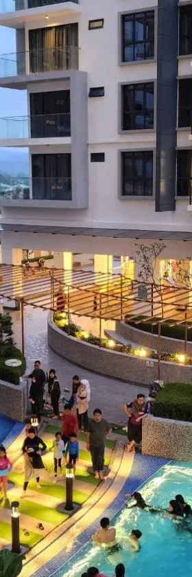 K-Avenue with PS5 and Pool View by JH Project，位于Kampong Tangihan的酒店