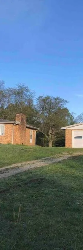 Harmony Hills 3 bedroom farm house，位于布卢明顿的酒店