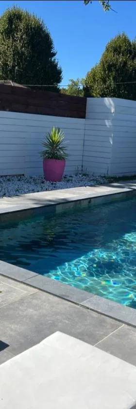 Fabuleuse maison piscine 15 min de Bordeaux et proche saint Emilion，位于Sadirac的酒店
