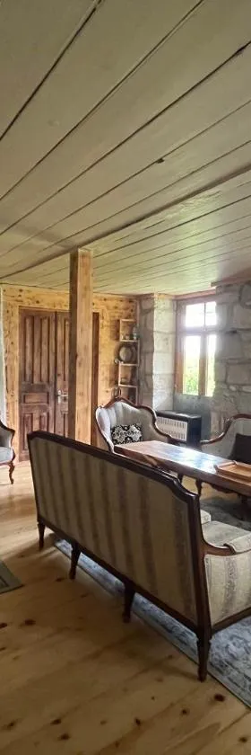 Old House in Racha - ძველი სახლი რაჭაში，位于安布罗劳里的酒店